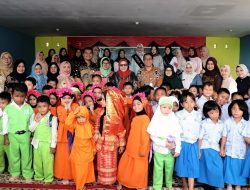 Kunjungi Sejumlah TK, Erlita Amsakar Ajak Anak Cinta Membaca Sejak Dini