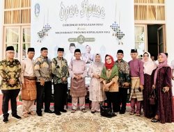 Masyarakat Antusias Ketika Gubernur Ansar Menggelar Open House Idul Fitri 1446 H di Gedung Daerah