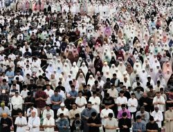 Ribuan Umat Muslim Shalat Idulfitri 1446 H Bersama Gubri di Masjid Raya Annur