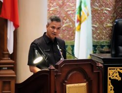 Plh Sekdaprov Menyampaikan Ranperda Pertanggungjawaban Pelaksanaan APBD Riau 2025 Di Rapat Paripurna